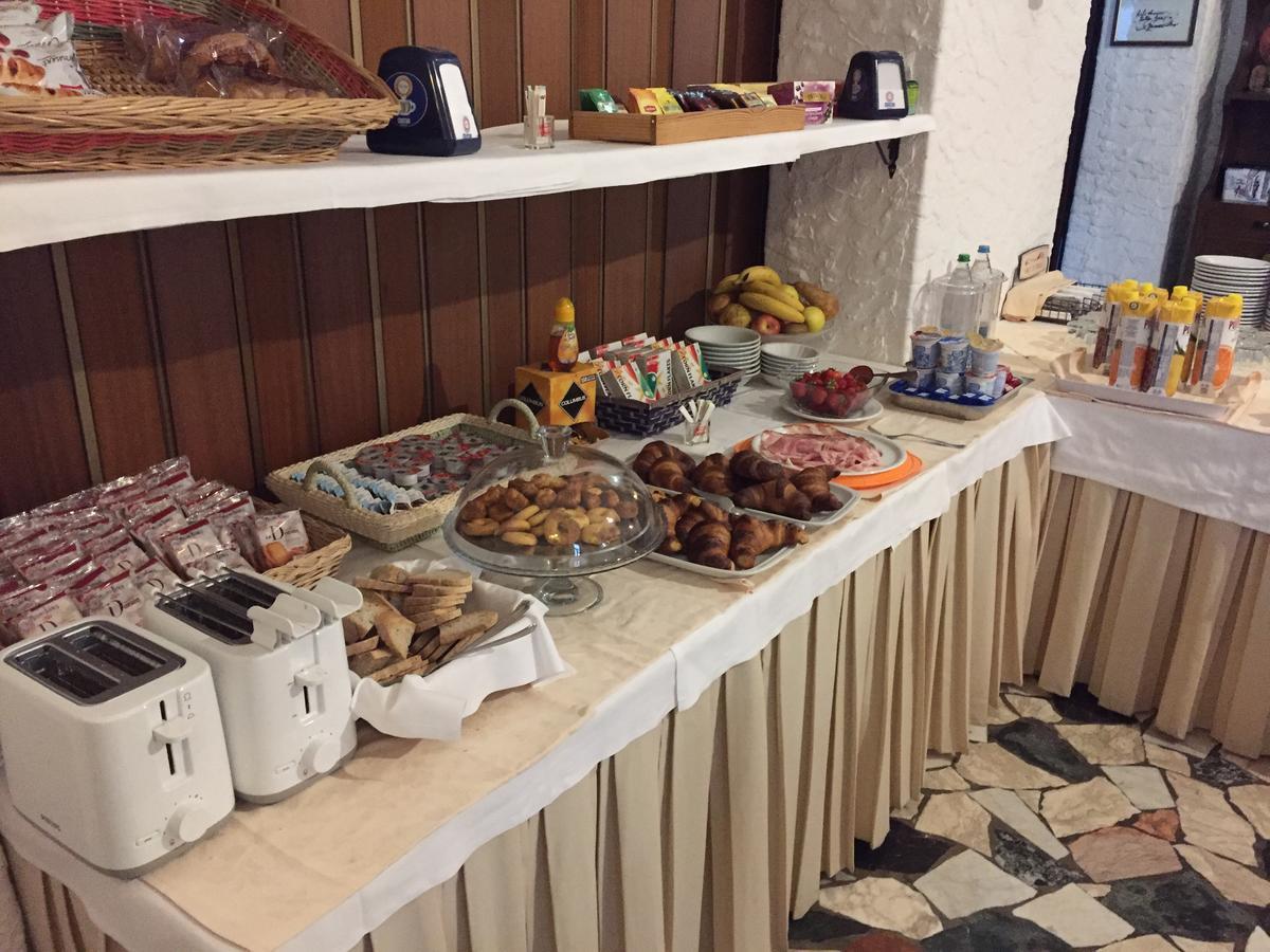 Albergo Ristorante La Greppia Montedivalli Chiesa Екстер'єр фото